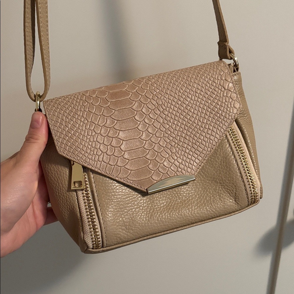 Elegant Tan Crossbody Bag made in Italy - Picture 2 of 6